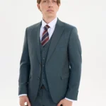 Мужской классический серо-синий костюм-тройка с белой рубашкой и полосатым галстуком