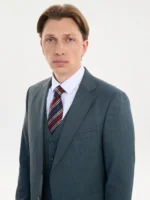 Мужской классический серо-синий костюм-тройка с белой рубашкой и полосатым галстуком