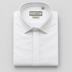Белая мужская рубашка Corrent Slim Fit со скрытой планкой и классическим отложным воротником, в сложенном виде на сером фоне.